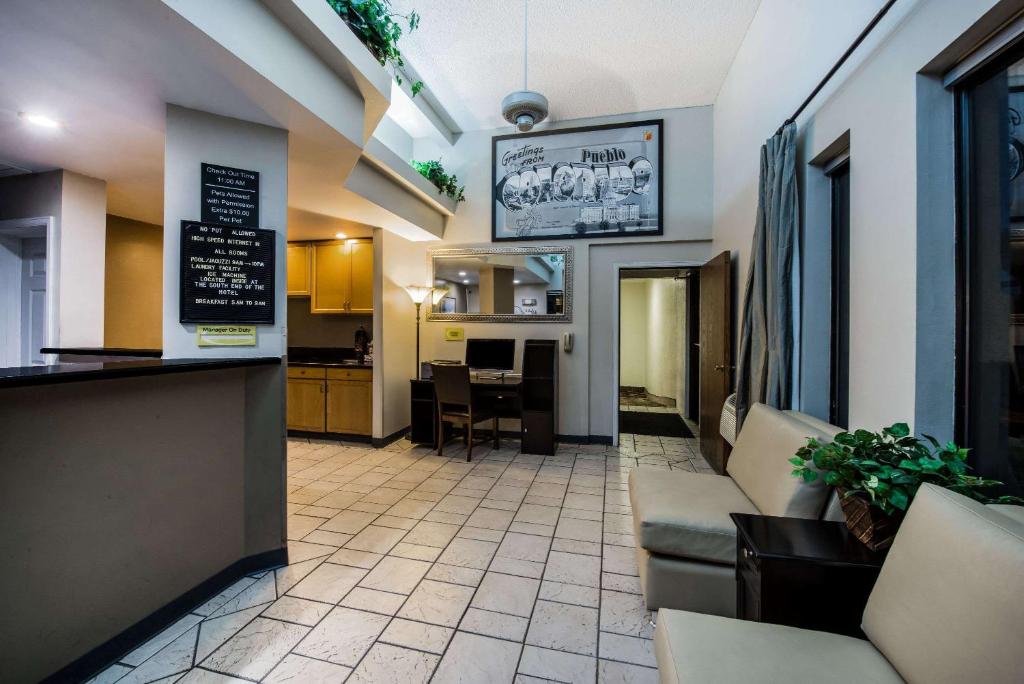 Super 8 by Wyndham Pueblo photo 2