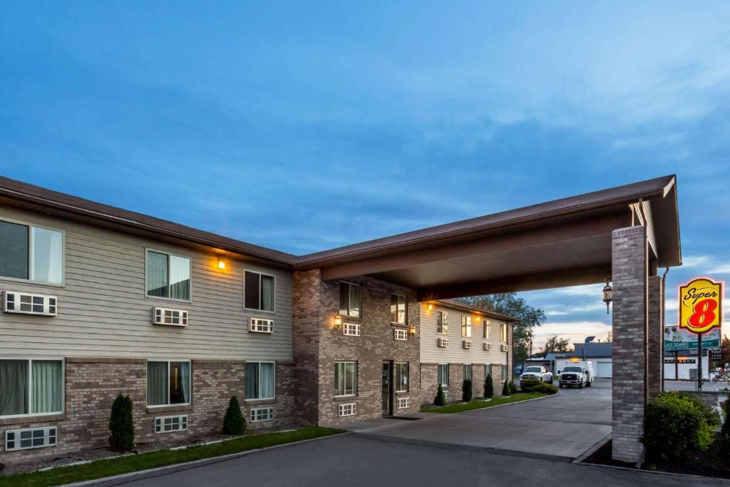 Super 8 by Wyndham Rexburg image