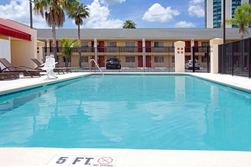 Super 8 by Wyndham Orlando International Drive image