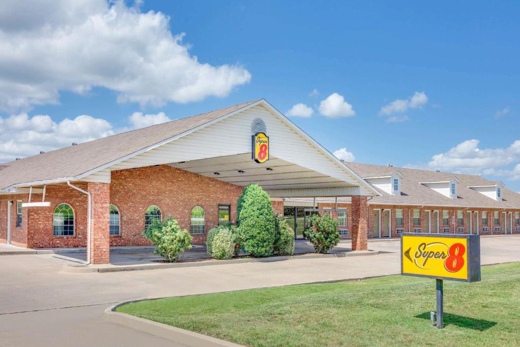 Super 8 by Wyndham Big Cabin/Vinita Area photo 3