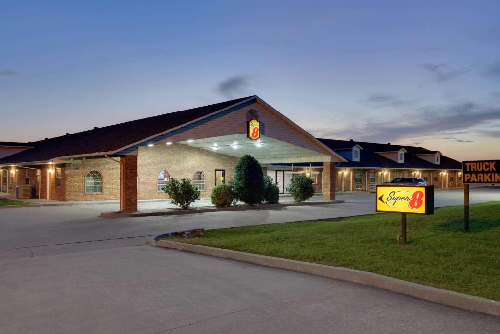 Super 8 by Wyndham Big Cabin/Vinita Area photo 4