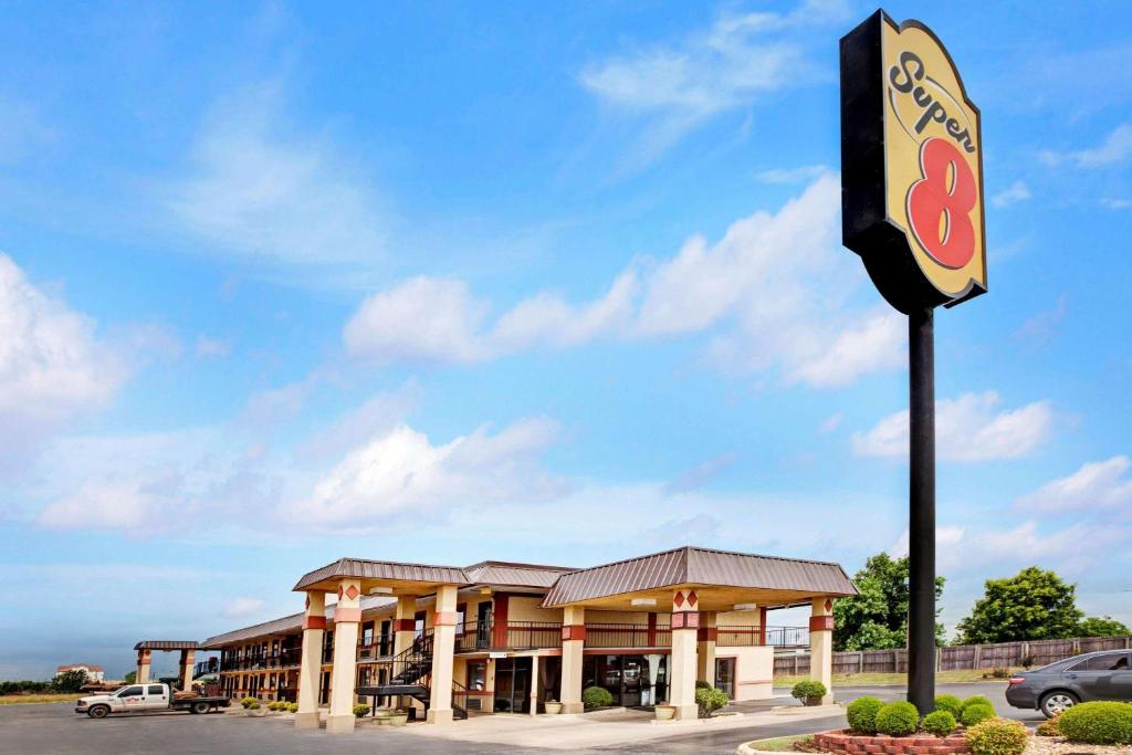 Super 8 by Wyndham Shawnee photo 1