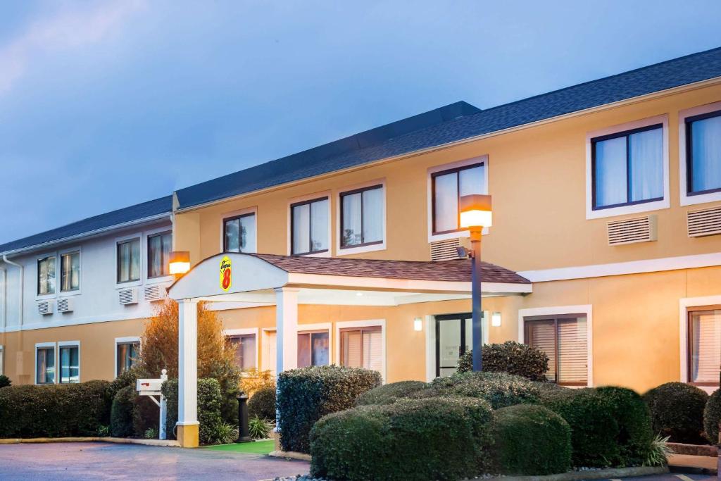 Super 8 by Wyndham Jonesboro image