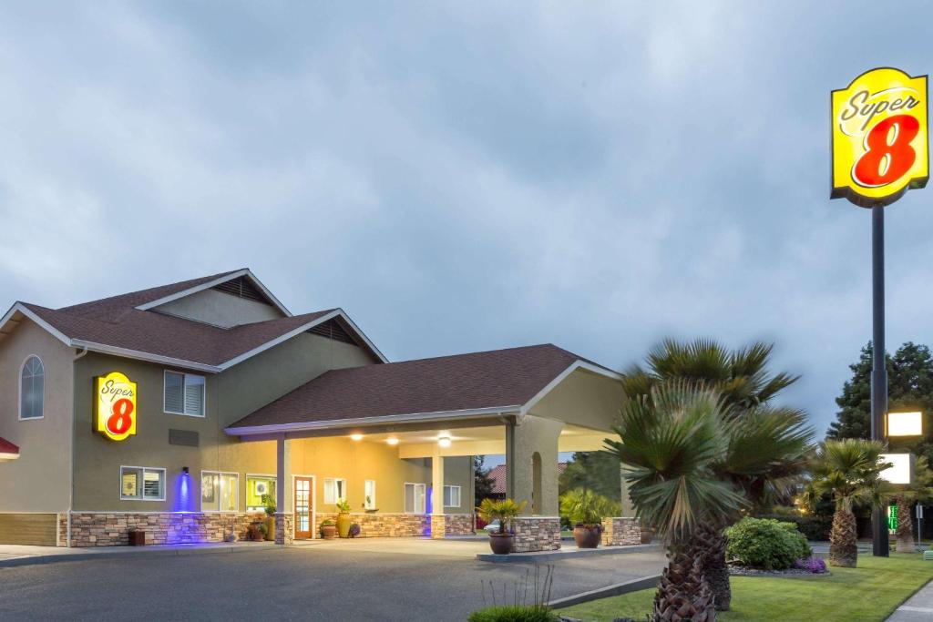 Super 8 by Wyndham Fortuna image