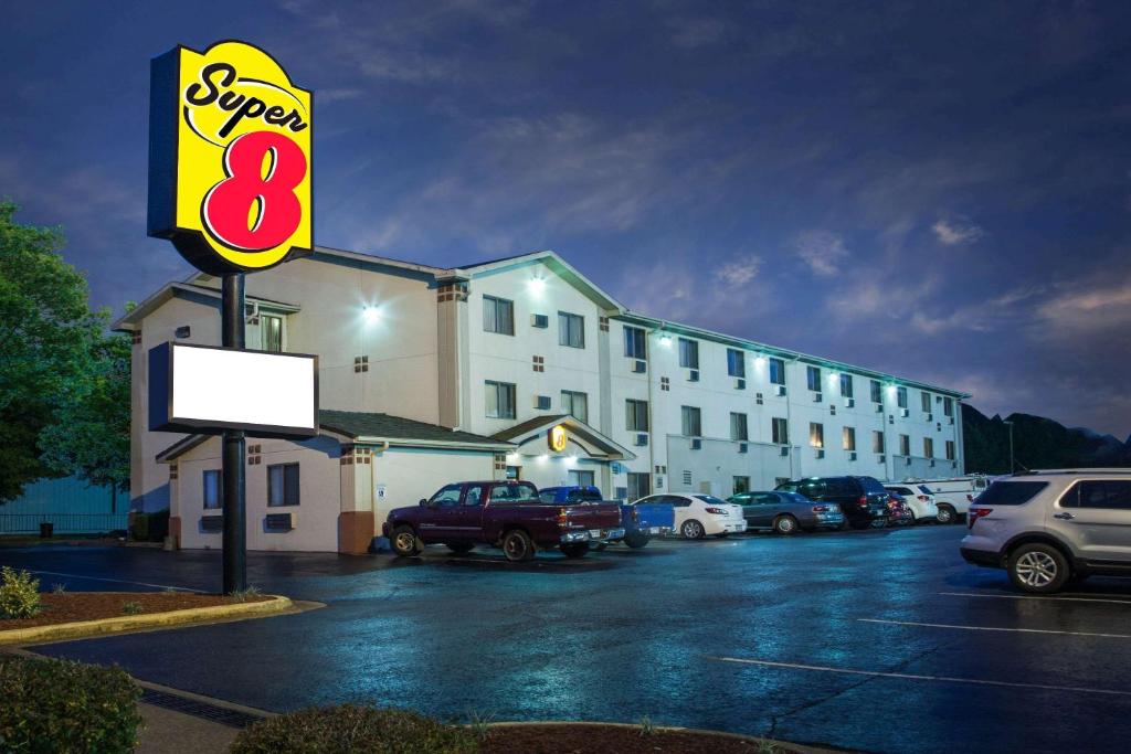 Super 8 by Wyndham Hot Springs image