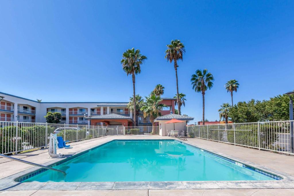 Super 8 by Wyndham Bakersfield/Central photo 3