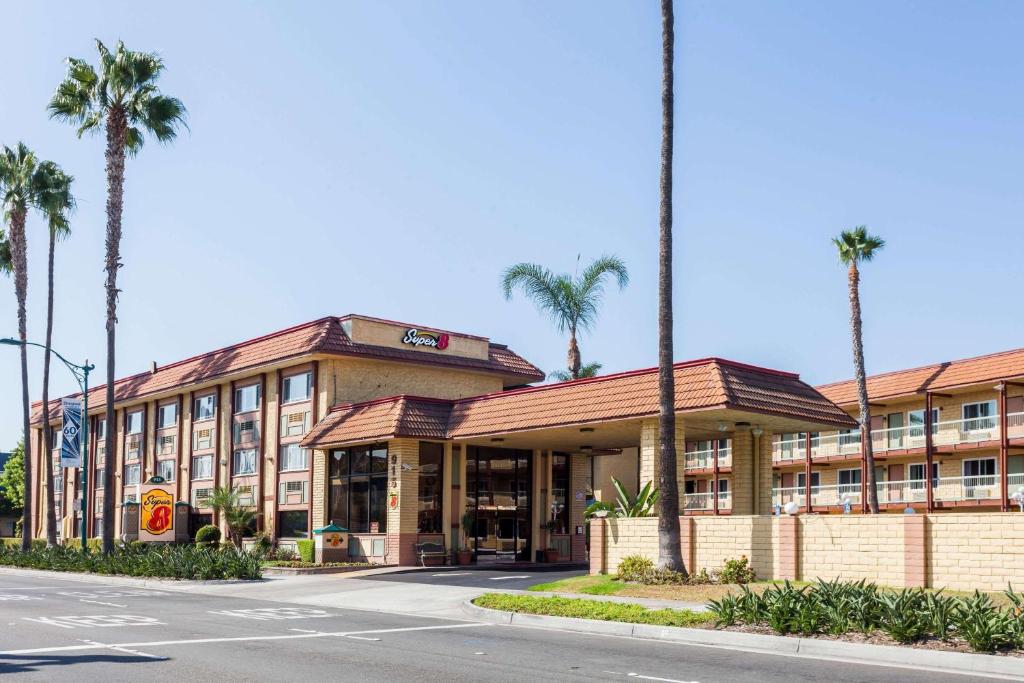 Super 8 by Wyndham Anaheim/Disneyland Drive image