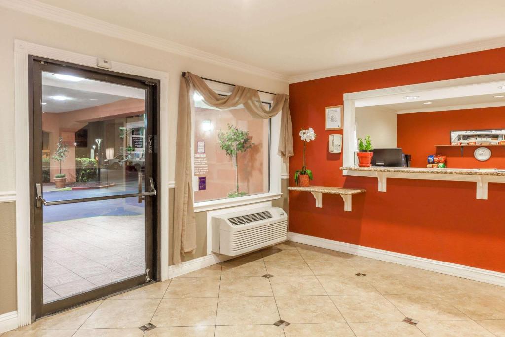 Super 8 by Wyndham Bakersfield/Central photo 2