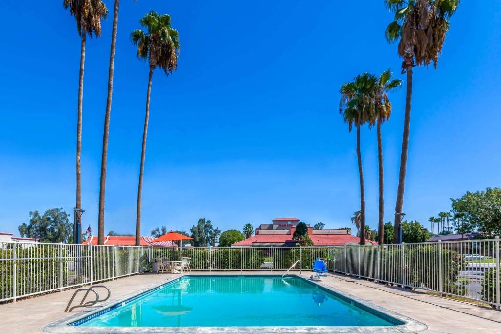 Super 8 by Wyndham Bakersfield/Central photo 4