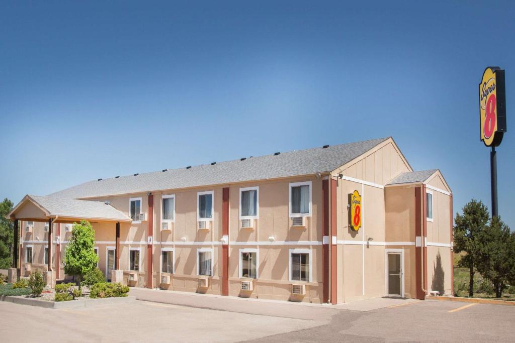 Super 8 by Wyndham Limon photo 1