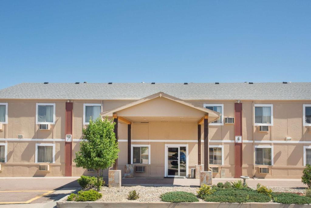 Super 8 by Wyndham Limon photo 2