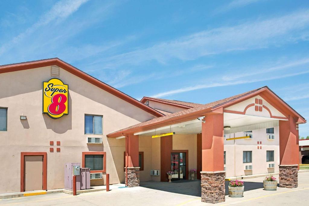 Super 8 by Wyndham Longmont/Del Camino image