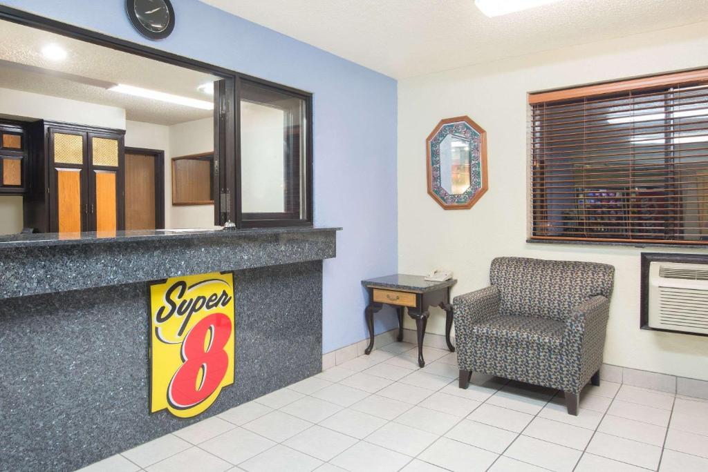 Super 8 by Wyndham New Castle photo 2