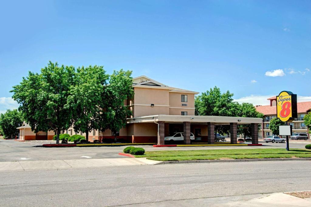 Super 8 by Wyndham Albuquerque West/Coors Blvd image
