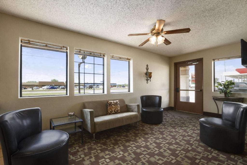 Super 8 by Wyndham Blackwell photo 1