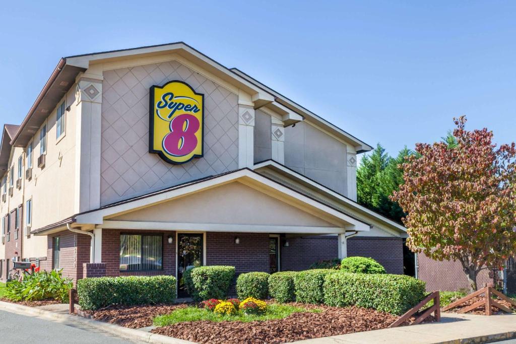 Super 8 by Wyndham Charlotte/Amusement Park Area image