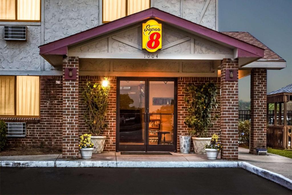 Super 8 by Wyndham Greenville image