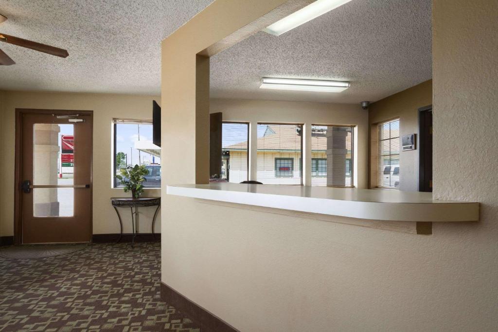 Super 8 by Wyndham Blackwell photo 2