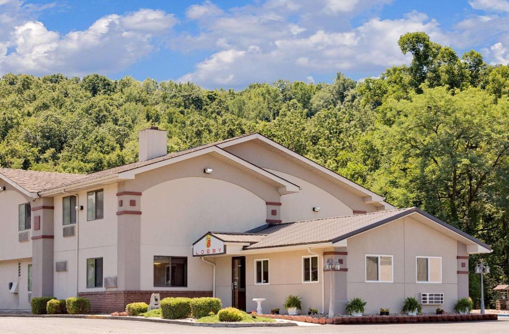 Super 8 by Wyndham Elkins image