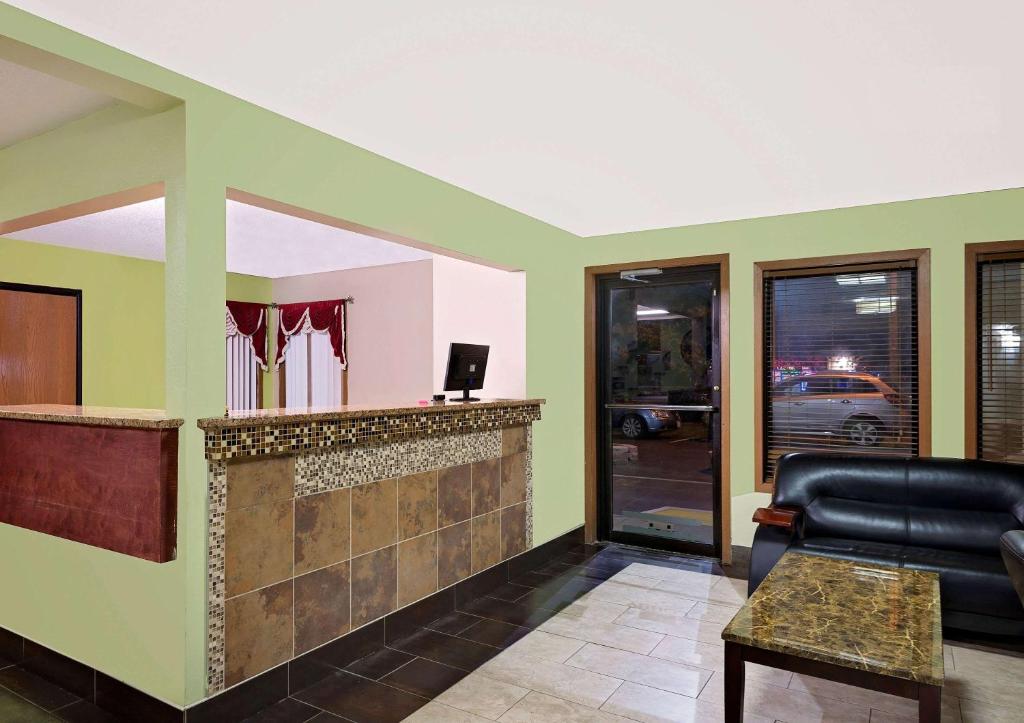 Super 8 by Wyndham Muncie/Ball St. College Area photo 1