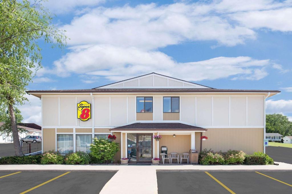Super 8 by Wyndham Beaver Dam image