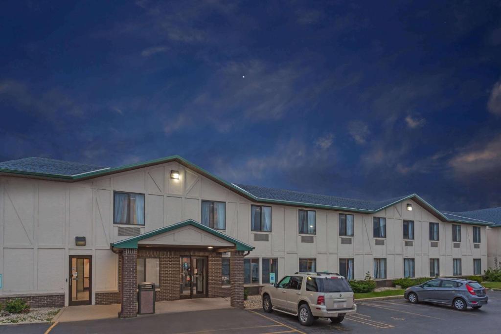 Super 8 by Wyndham Delavan Near Lake Geneva image