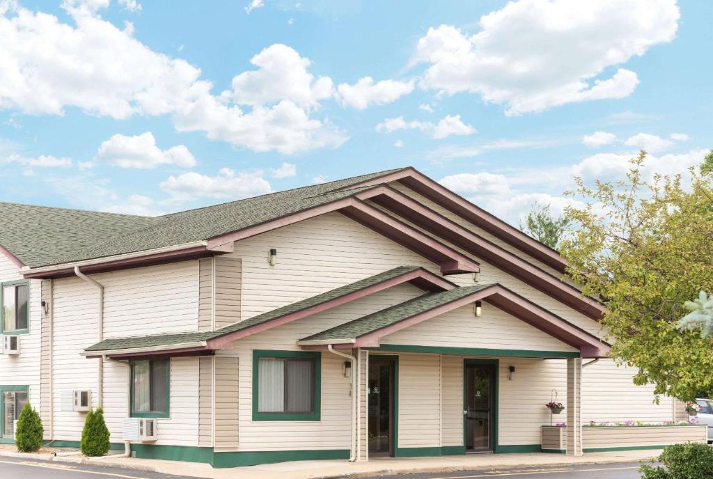 Super 8 by Wyndham Twinsburg/Cleveland Area image