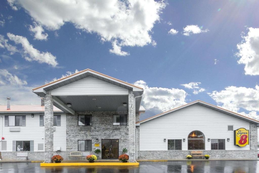 Super 8 by Wyndham Gallipolis Pt Pleasant Area image