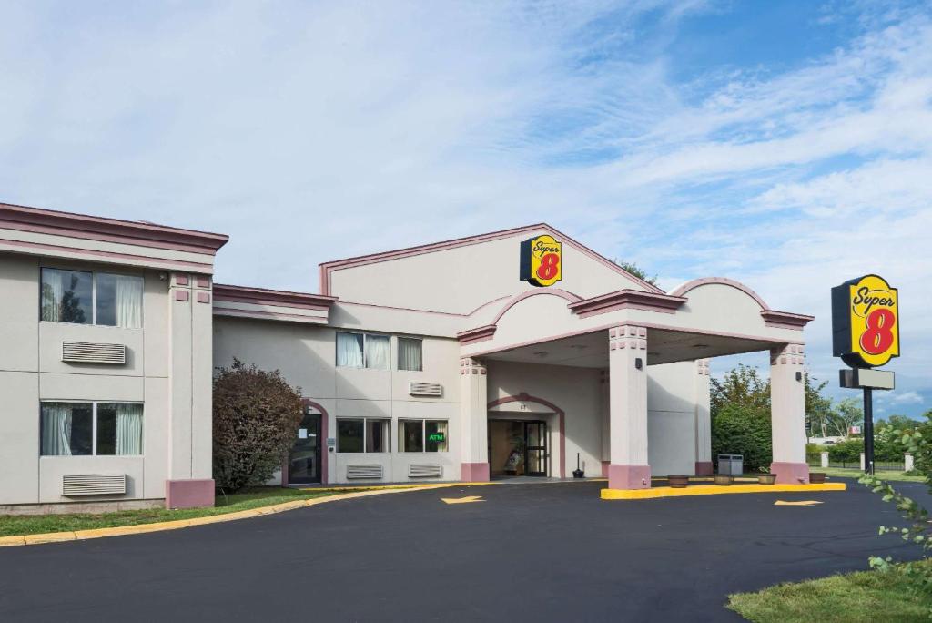 Super 8 by Wyndham Hartford image