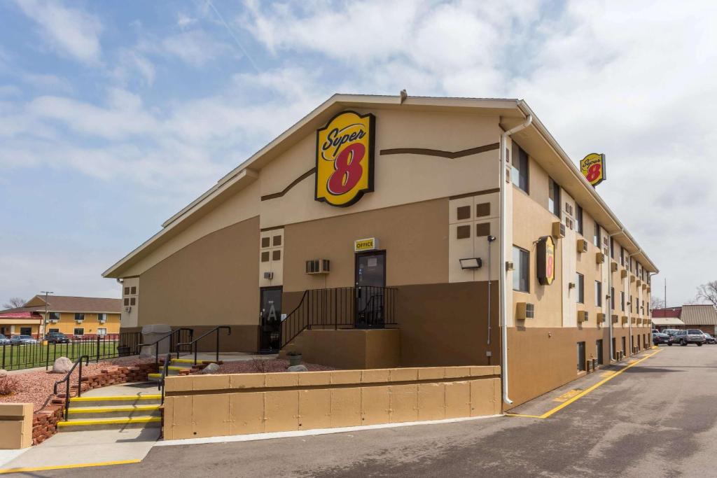 Super 8 by Wyndham Janesville image