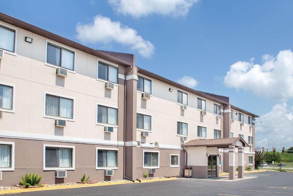Boarders Inn & Suites by Cobblestone Hotels - Waterloo/Cedar Falls image