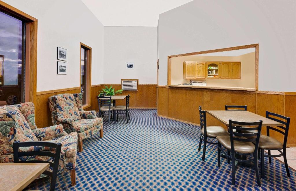 Super 8 by Wyndham Keokuk photo 2