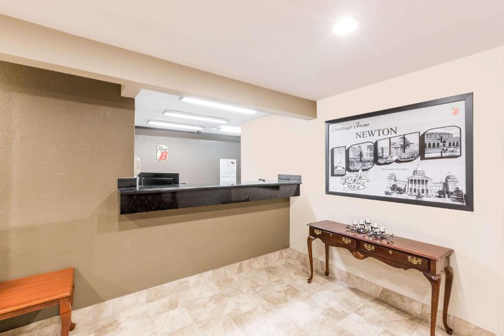 Super 8 by Wyndham Newton photo 2