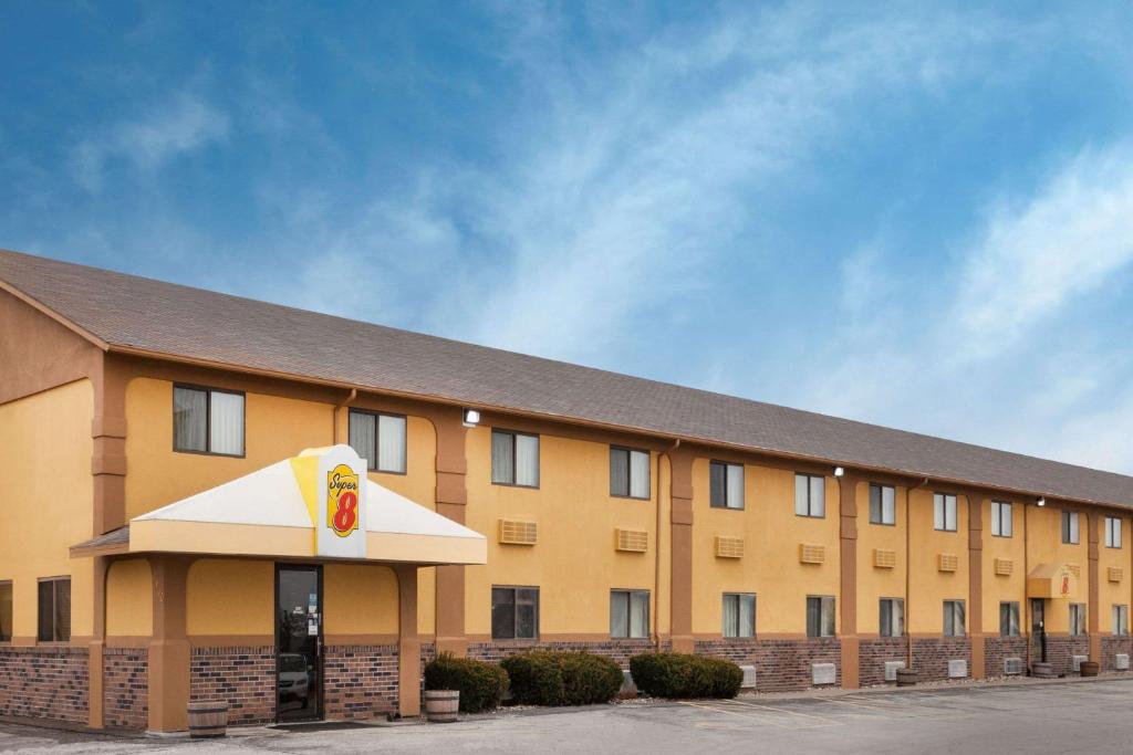 Super 8 by Wyndham Muscatine image