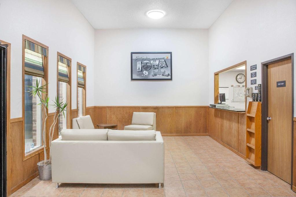 Super 8 by Wyndham Mt Pleasant photo 2