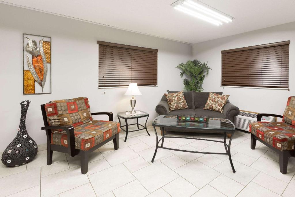Super 8 by Wyndham Osceola IA photo 2