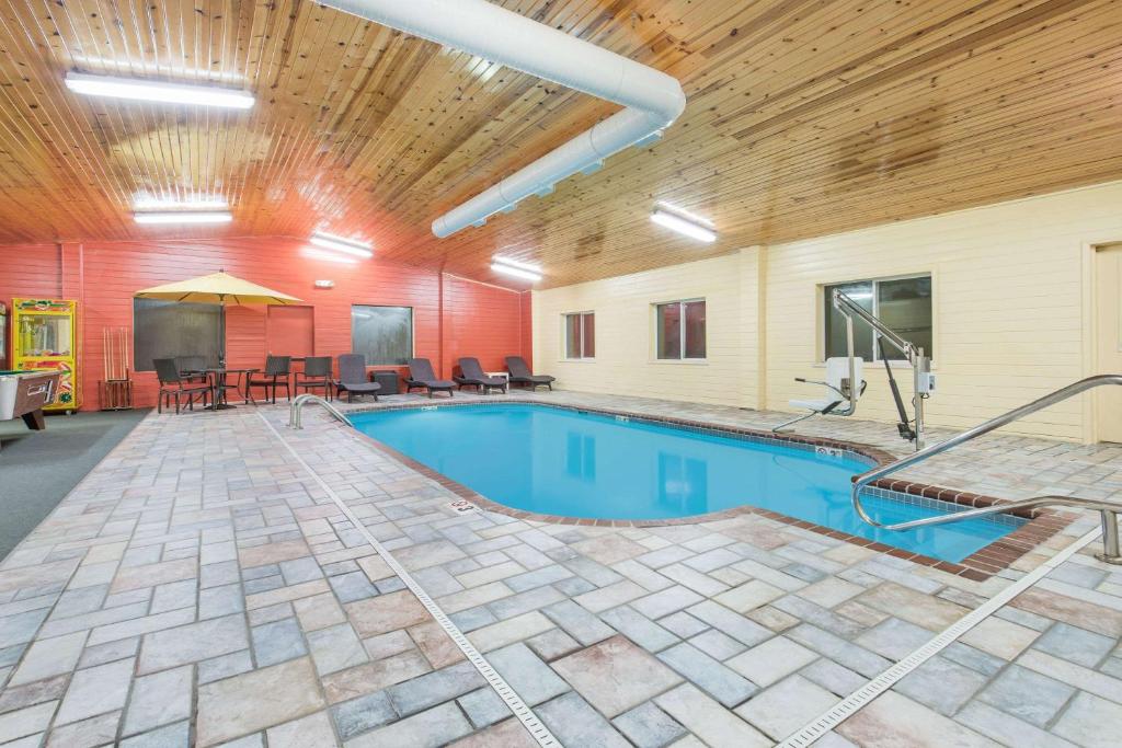 Super 8 by Wyndham Webster City IA photo 3