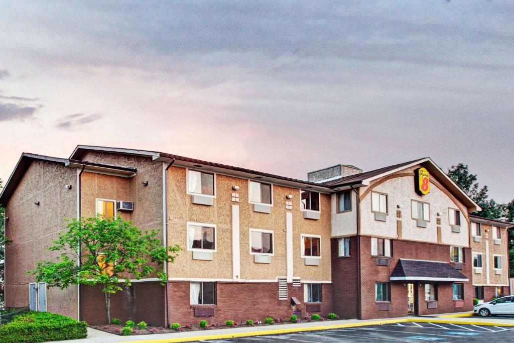 Super 8 by Wyndham Baltimore/Essex Area image