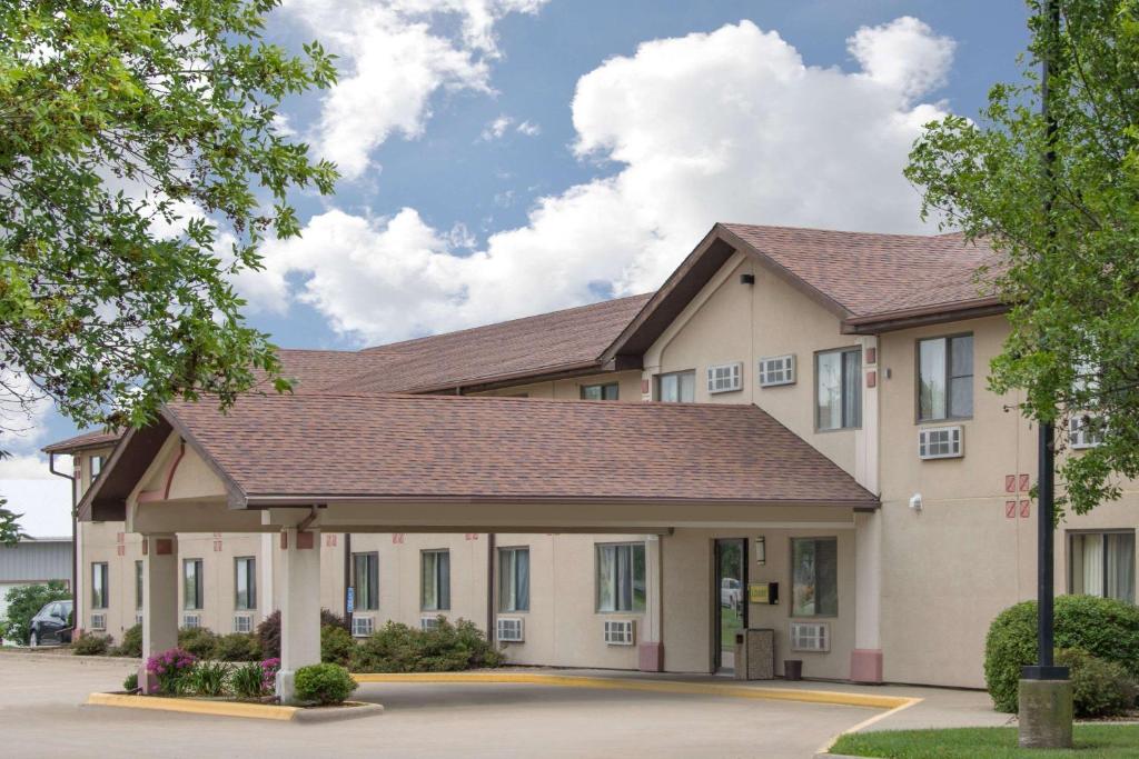Super 8 by Wyndham Knoxville photo 1
