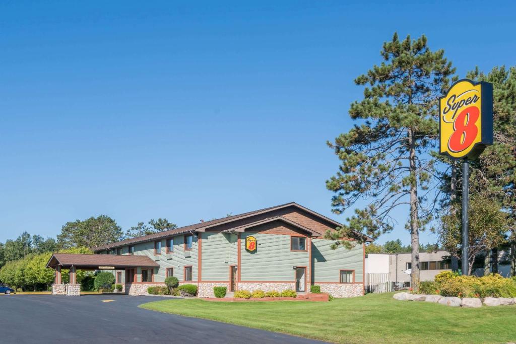 Super 8 by Wyndham Baxter/Brainerd Area image