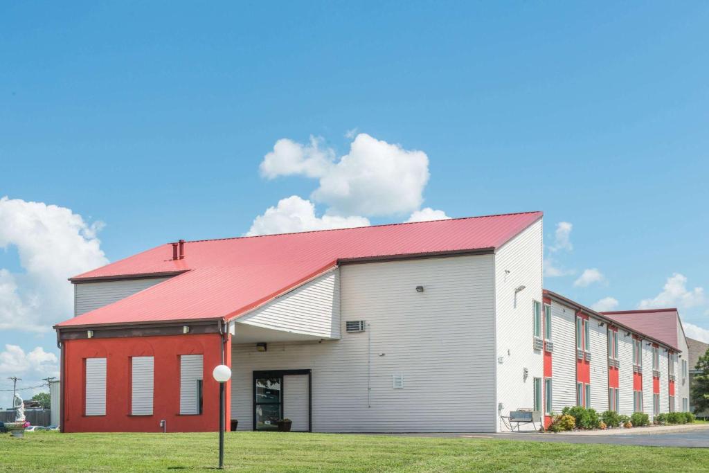 Super 8 by Wyndham O'Fallon MO/St. Louis Area image