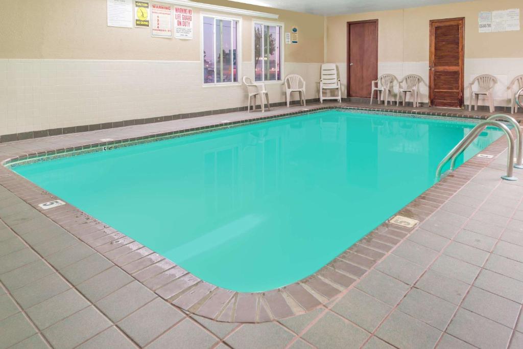 Super 8 by Wyndham O'Fallon MO/St. Louis Area photo 2
