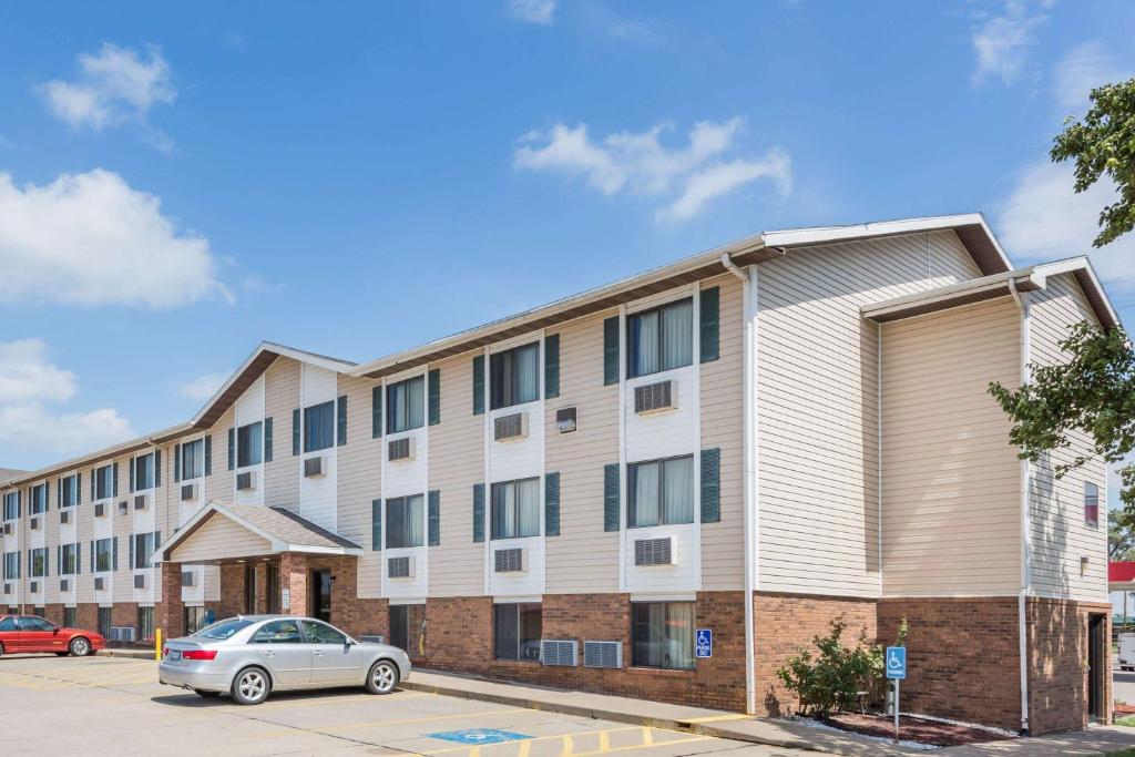 Super 8 by Wyndham Manhattan KS image