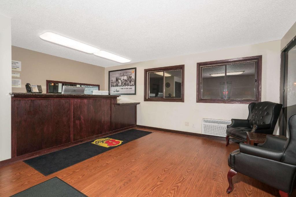 Super 8 by Wyndham St. Cloud photo 1