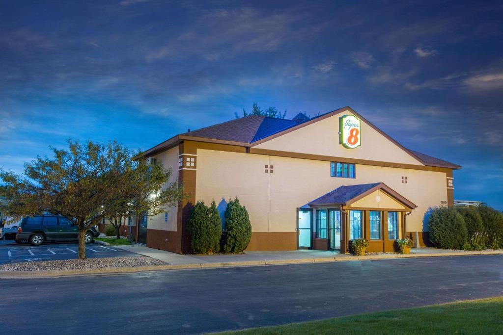 Super 8 by Wyndham Fairmont photo 1