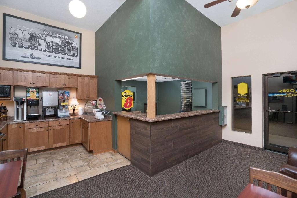Super 8 by Wyndham Willmar photo 2