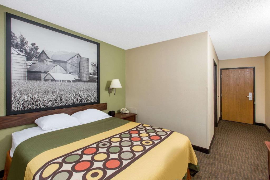 Super 8 by Wyndham Fairmont photo 4