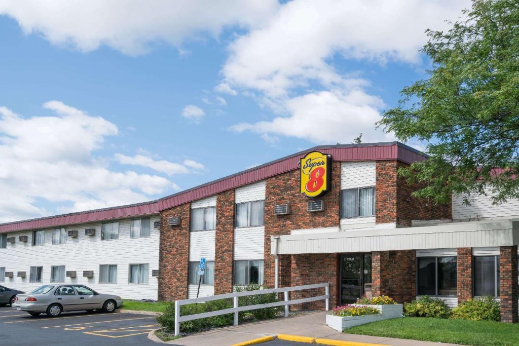 Super 8 by Wyndham Brooklyn Center/MPLS photo 1