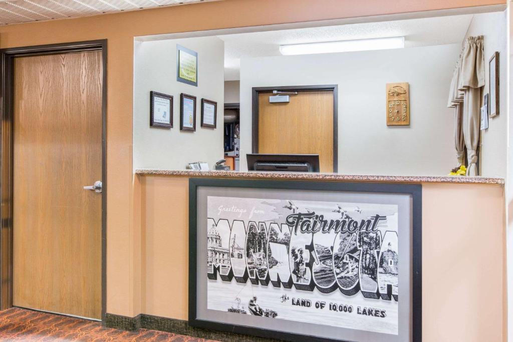 Super 8 by Wyndham Fairmont photo 2