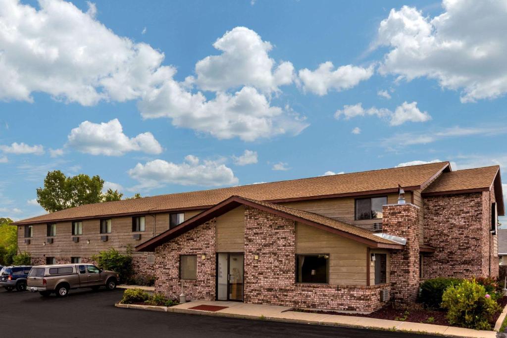 Super 8 by Wyndham Hartford WI image